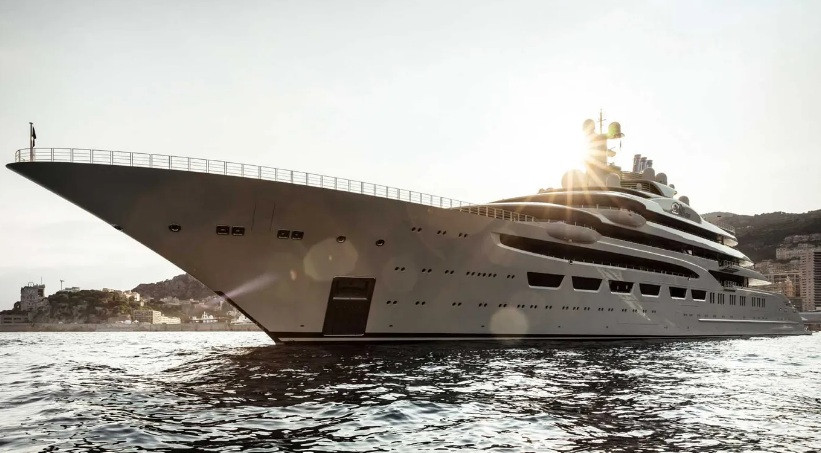 Nặng 15.917 tấn, nó được xem là du thuyền có động cơ lớn nhất thế giới theo tổng trọng lượng và cần thủy thủ đoàn 96 người vận hành. Ảnh: Boatinternational