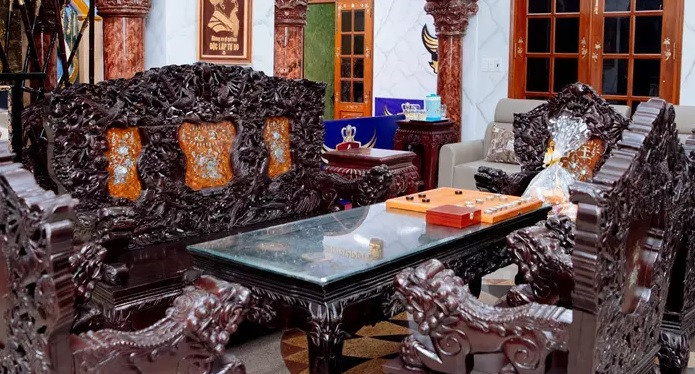 Trong phòng khách, danh ca Ngọc Sơn đặt bộ bàn ghế bằng gỗ quý. Ảnh: Vietnamnet