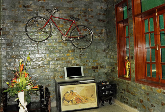 Chiếc xe đạp thửa cơ hàn được treo ở vị trí trang trọng như một kỷ vật của nam ca sĩ một thời gian khó. Ảnh: Khám phá