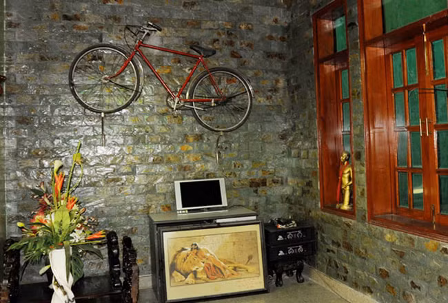 Chiếc xe đạp thửa cơ hàn được treo ở vị trí trang trọng như một kỷ vật của nam ca sĩ một thời gian khó. Ảnh: Khám phá