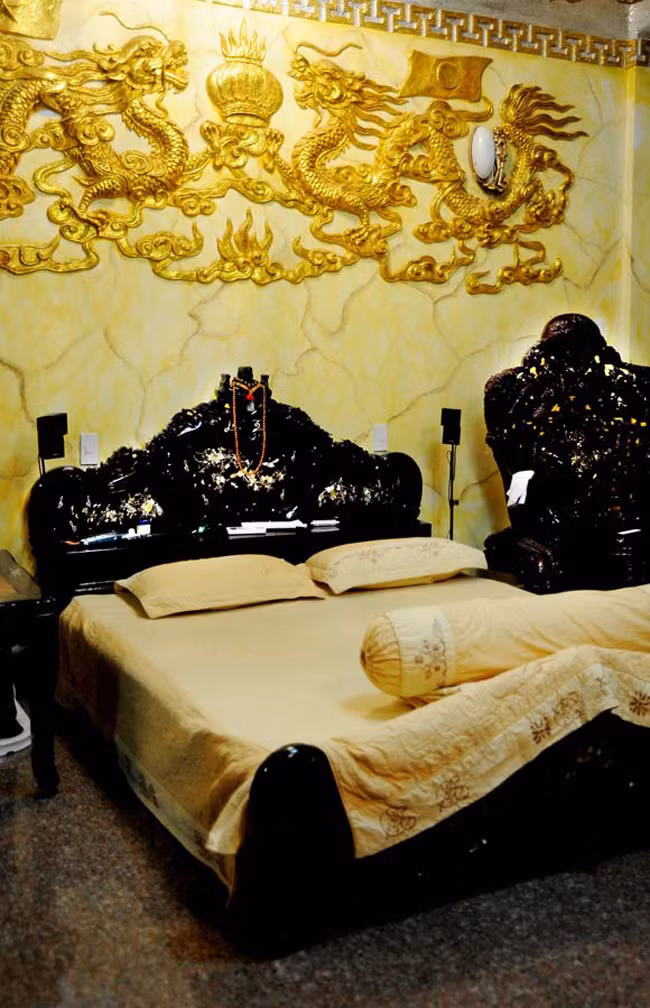 Phòng ngủ được chạm trổ đầu rồng giống như long sàng dành cho vua chúa ngày xưa. Ảnh: Khám phá