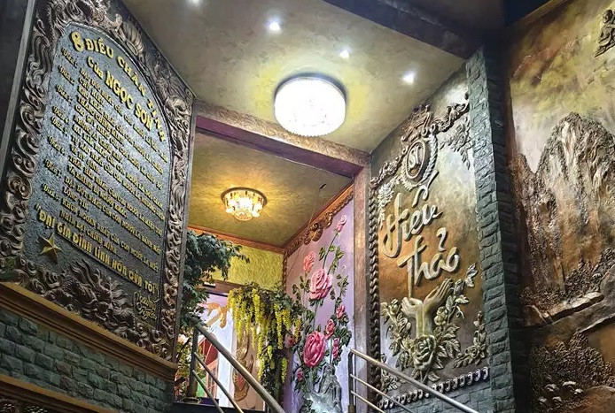 Nam nghệ sĩ bố trí những bức phù điêu răn dạy phận làm con ngay trong không gian sống của mình. Ảnh: Vietnamnet