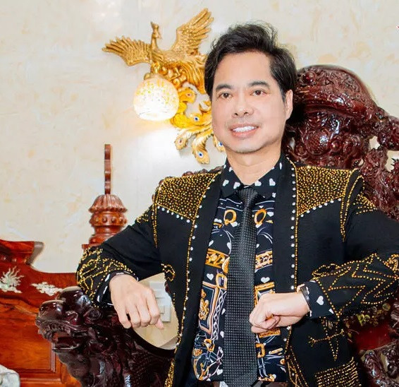 Nam ca sĩ cũng mất một thời gian dài để biến không gian sống thành tác phẩm nghệ thuật như mong muốn. Ảnh: Vietnamnet