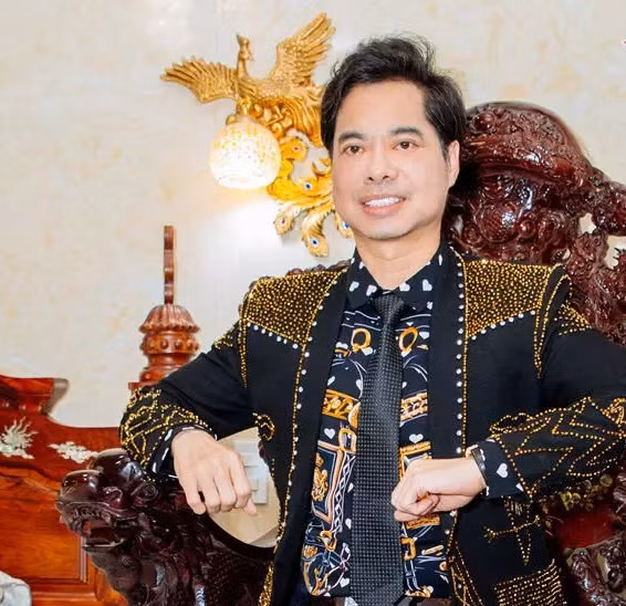 Nam ca sĩ cũng mất một thời gian dài để biến không gian sống thành tác phẩm nghệ thuật như mong muốn. Ảnh: Vietnamnet