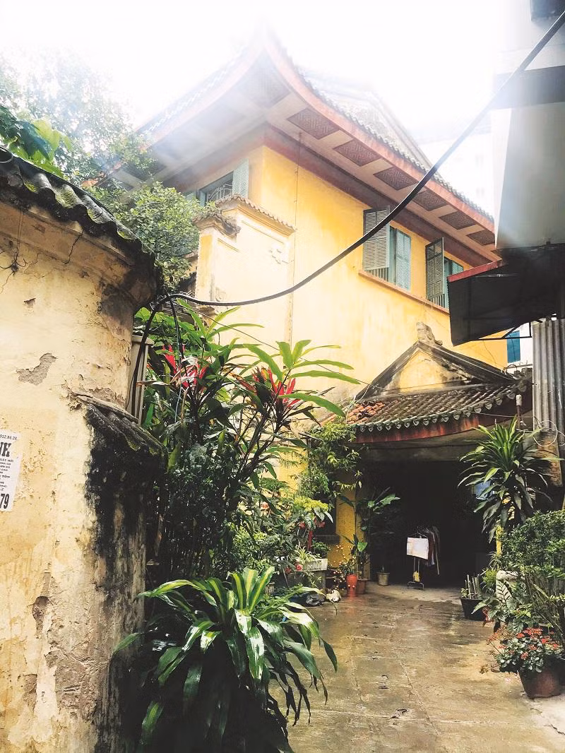 Đây là công trình chính trong một quần thể gồm bốn biệt thự cổ nằm ở đầu làng Ngọc Hà. Theo người dân sống tại khu vực này, những tòa dinh thự này đều liên quan tới hoàng gia thời Nguyễn dưới triều vua Bảo Đại. Ảnh: Kinhtedothi