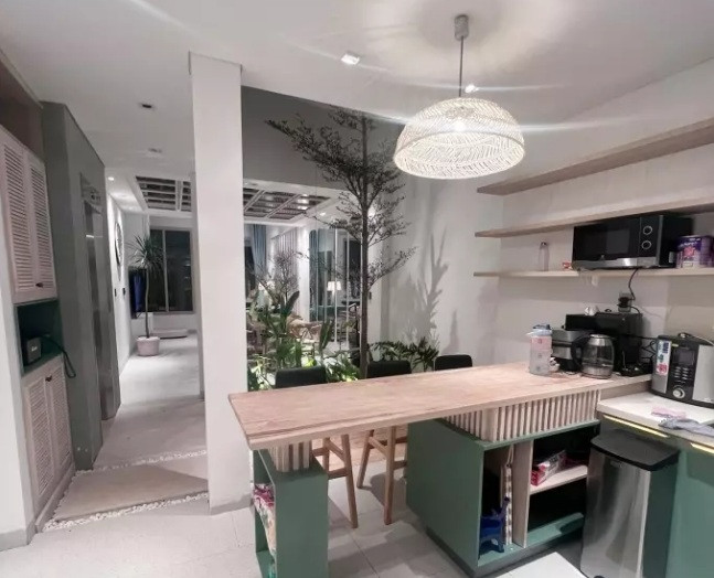 Khu vực bếp tiện nghi và thoáng đãng. Ảnh: Ngoisao