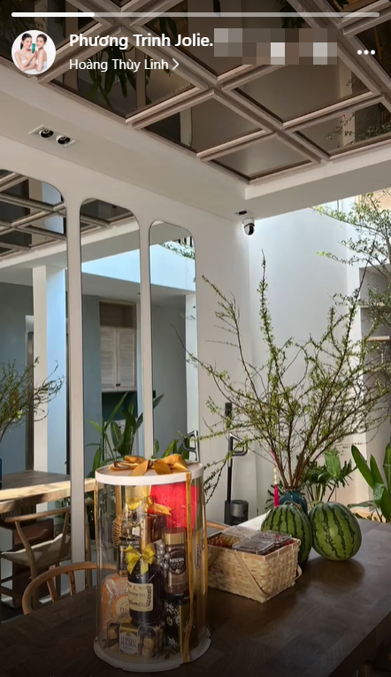 Dịp Tết Nguyên đán, Phương Trinh trang trí nhiều hoa tươi. Ảnh: FBNV