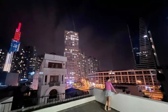 Từ sân thượng, Phương Trinh Jolie - Lý Bình có thể ngắm tòa nhà 81 tầng. Ảnh: Ngoisao