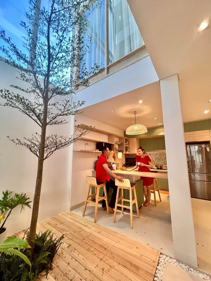 Khu vực giếng trời được trồng nhiều cây xanh. Ảnh: FBNV