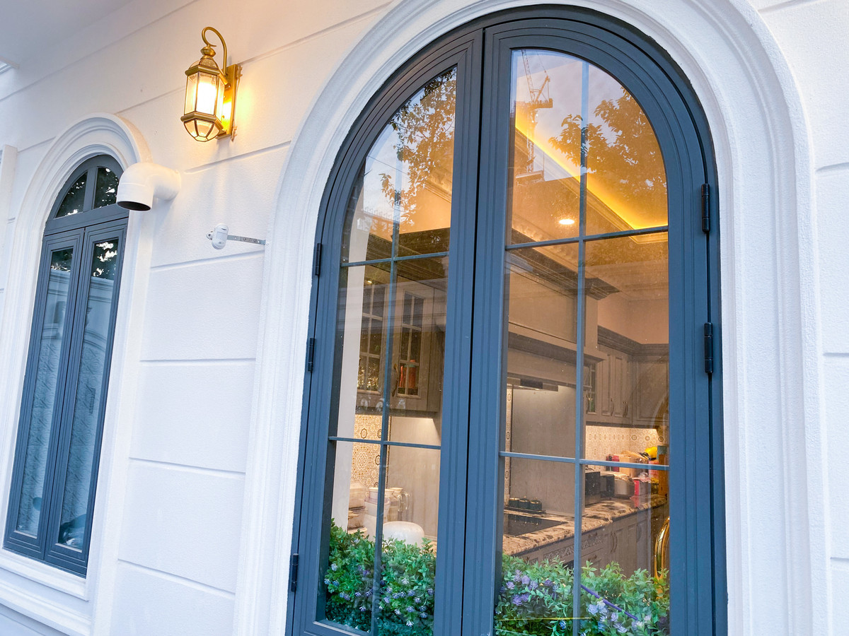 Thuỷ Anh chọn phong cách tân cổ điển vì không sợ lỗi mốt, về lâu về dài không cần phải thay đổi theo trend.