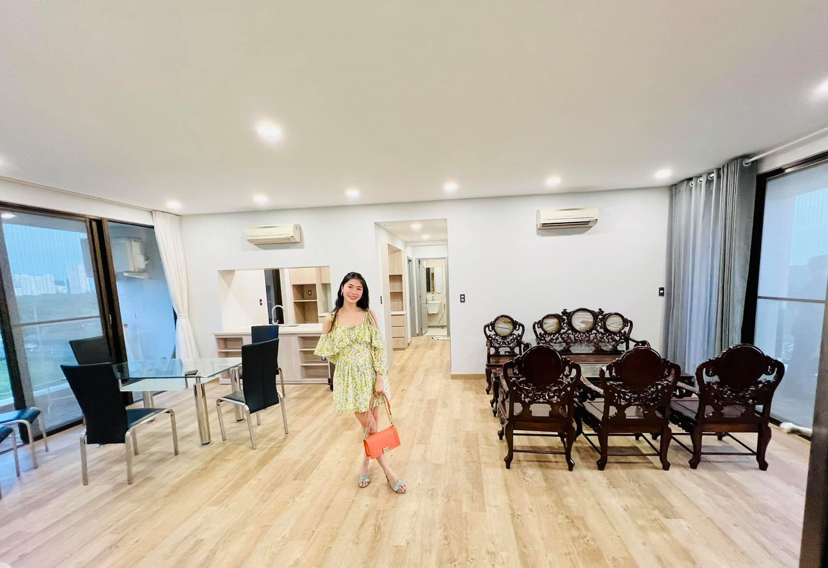 Đây không phải là món quà đắt đỏ đầu tiên ca sĩ Đăng Khôi tặng vợ. Trước đó, nhân dịp kỷ niệm 8 năm ngày cưới, Đăng Khôi mua nhà 10 tỷ dành tặng bà xã.