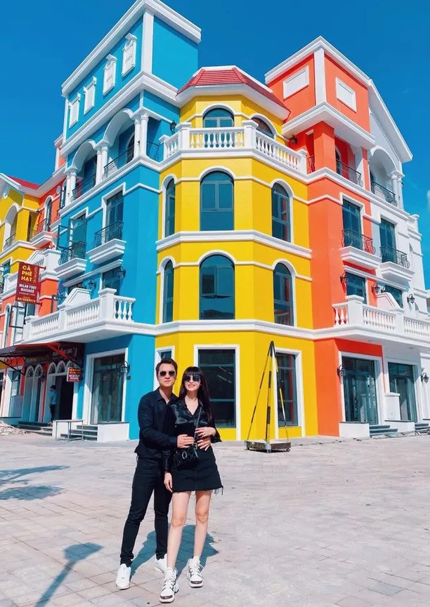 Căn biệt thự Đăng Khôi tặng Thuỷ Anh được thiết kế với nhiều màu sắc khác nhau, nằm ở vị trí đắc địa tại Phú Quốc.