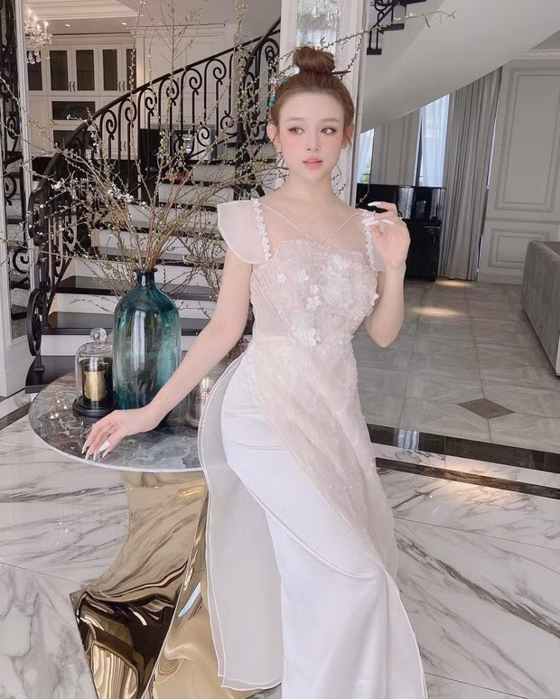 Trước đó, Huyền Baby khiến dân tình xuýt xoa khi hé lộ một vài góc nhà lộng lẫy trong dịp Tết.