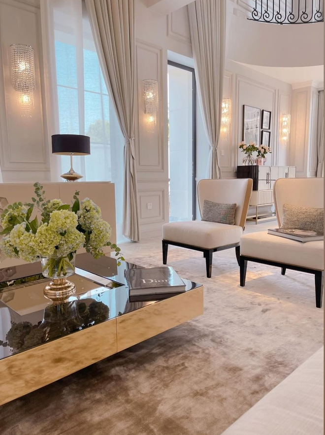 Tổng diện tích sử dụng của biệt thự khoảng 1.000m2, bao gồm combo phòng cơ bản như phòng khách, phòng sinh hoạt gia đình, phòng ăn, phòng bếp, phòng ngủ, phòng làm việc, đọc sách.