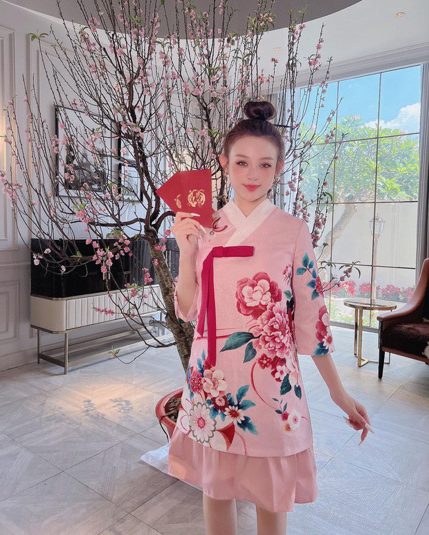 Trong phòng khách, Huyền Baby đặt một chậu đào lớn.