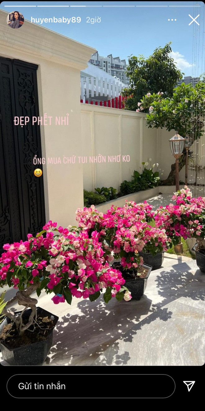 Mọi góc trong nhà Huyền Baby đều ngập tràn hoa tươi trong ngày Tết.