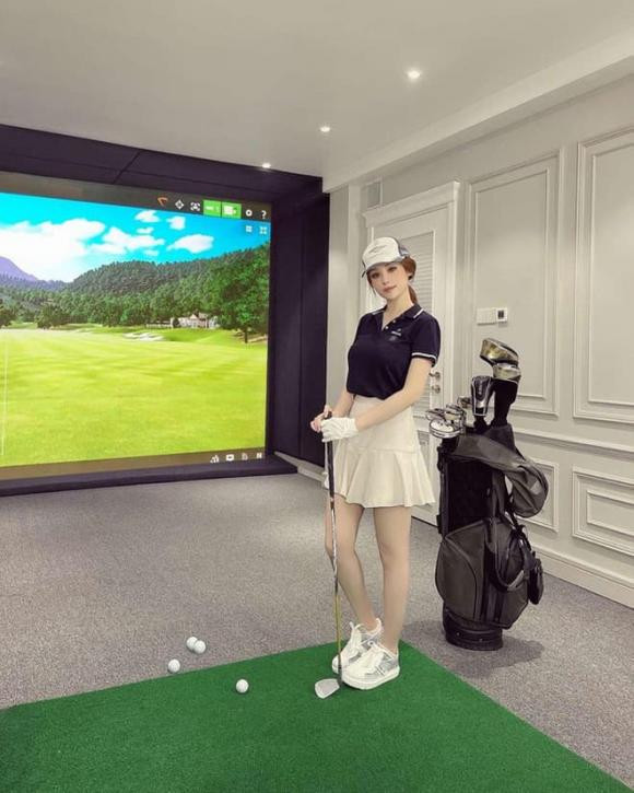 Vợ chồng Huyền Baby còn xây luôn phòng gym, phòng tập golf và khu vui chơi trẻ em tại nhà...Nguồn ảnh: FB Ngọc Huyền, Instagram
