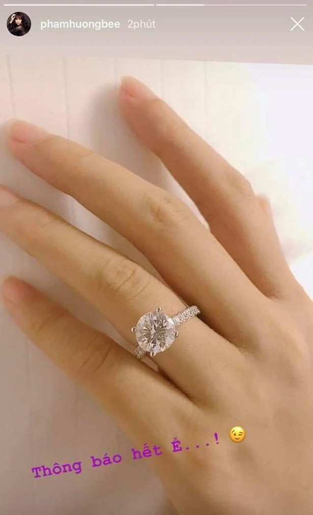 Đầu năm 2019, Hoa hậu Phạm Hương công khai nhẫn đính hôn kim cương, tiết lộ được bạn trai cầu hôn tại Mỹ đúng ngày Valentine. Chiếc nhẫn kim cương khổng lồ phần nào cho thấy độ giàu có của bạn trai Phạm Hương. Ảnh: Instagram