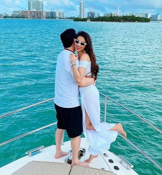 Cặp đôi cũng thường xuyên đi du lịch cùng nhau. Ảnh: Instagram