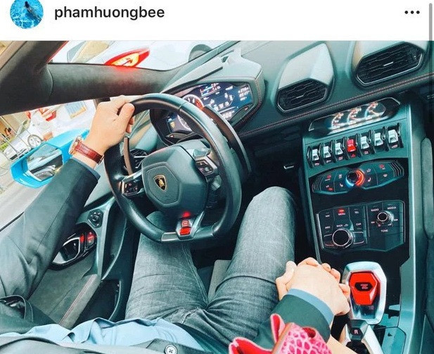 Nàng hậu từng khoe khoảnh khắc nắm tay bạn trai tình tứ trên xe hơi. Ảnh: Instagram