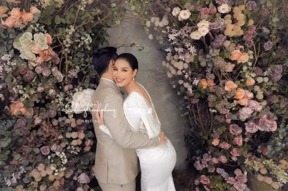 Mới đây, NTK Chung Thanh Phong hé lộ loạt ảnh cưới studio của Hoa hậu Phạm Hương và chồng đại gia. Ảnh: NTK Chung Thanh Phong