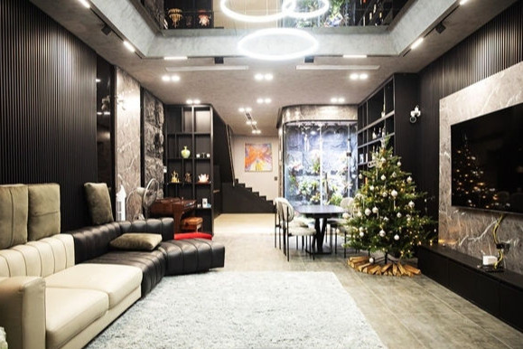 Cây thông Giáng sinh được Khắc Việt trang trí lộng lẫy, trở thành điểm nhấn của căn phòng.