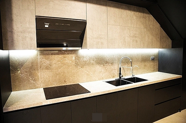 Nhà bếp tiện nghi và hiện đại.