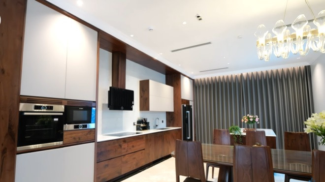 Phòng bếp hiện đại với thiết kế mở.