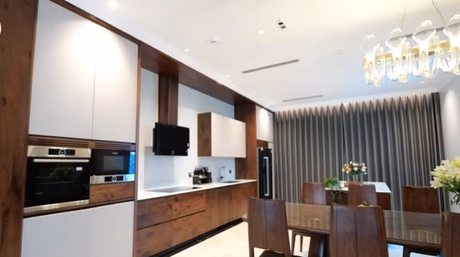 Phòng bếp hiện đại với thiết kế mở.