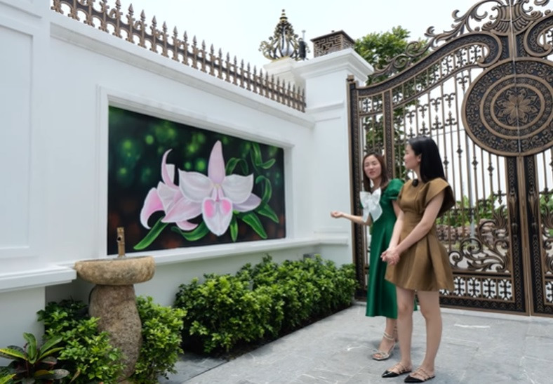 Ngay cổng vào còn có bức tranh hoa lan lớn.