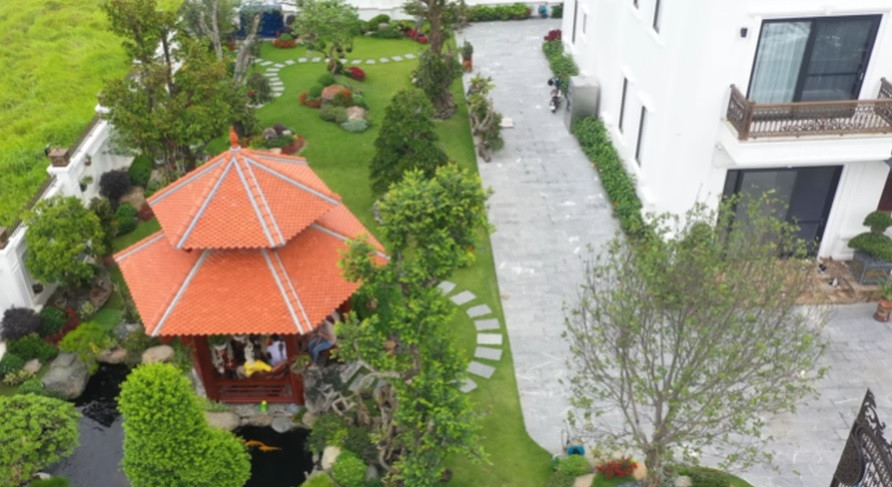 Vợ chồng gia chủ mong muốn xây một ngôi nhà dù nhỏ nhưng xung quanh sẽ toàn là hoa.