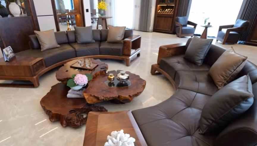 Phòng khách nổi bật với bộ sofa được thiết kế hình tròn lạ mắt tạo cảm giác ấm cúng.