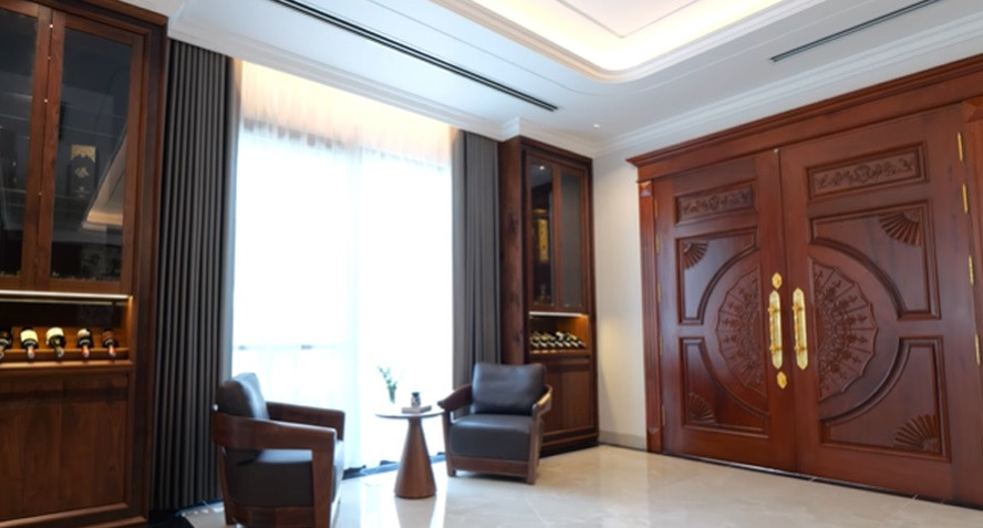 Bên trong căn nhà là nội thất với nhiều nét riêng biệt.