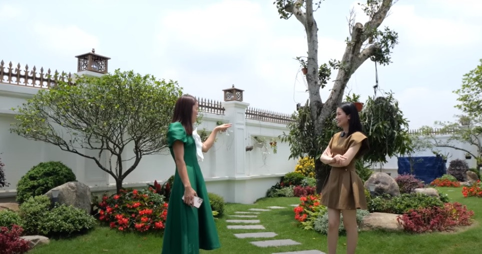 Xung quanh ngôi nhà là hàng trăm ngàn cây lan và lan đột biến nhiều màu sắc.