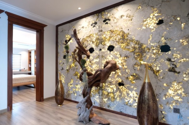 Không gian sảnh tầng 2 còn trưng bày tác phẩm lũa hình rồng bay.