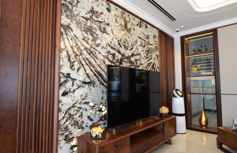 Tường được ốp đá thạch anh trong suốt tăng giá trị thẩm mỹ cho không gian.