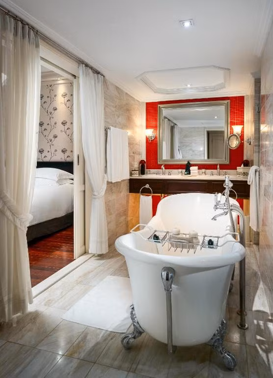 Theo khảo sát trên Booking, trung bình giá phòng tại khách sạn Metropole Hà Nội dao động từ hơn 3 triệu đến hơn 20 triệu đồng/đêm, tuỳ loại phòng. Ảnh: Booking