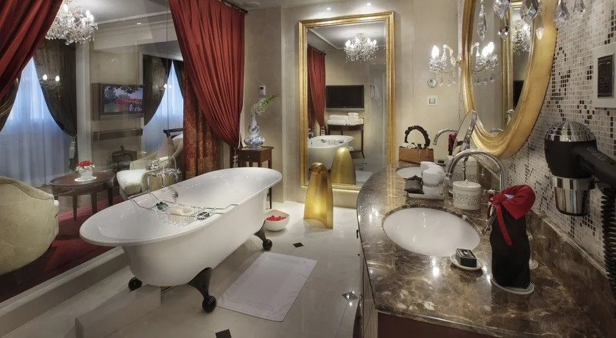 Phòng tắm trang bị bồn tắm kiểu Pháp, vòi sen xông hơi và bộ đồ dùng phòng tắm hiệu Hermes. Ảnh: Zing