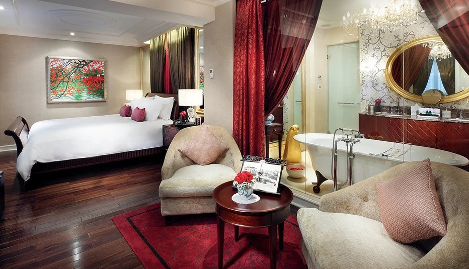 Phòng ngủ chính có giường Sofitel MyBed cỡ lớn (King size). Giường ngủ được thiết kế đặc biệt có thể hạn chế ảnh hưởng khi người nằm bên cạnh cử động. Ảnh: Zing