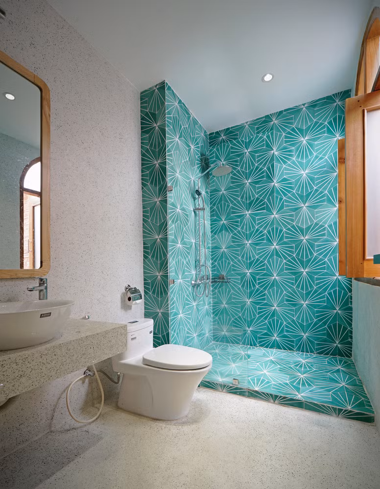 Phòng tắm với gạch ốp tường màu xanh ngọc lam trông vô cùng tươi mát. Nguồn ảnh: Nguyen Cuong