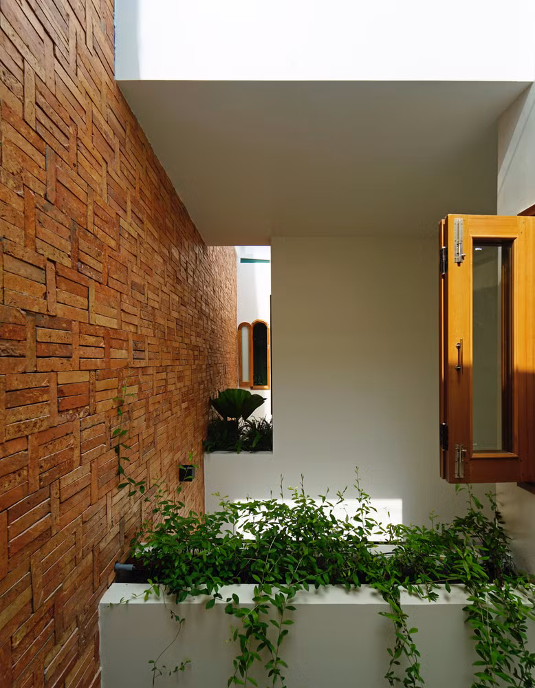 Vật liệu được sử dụng cho tòa nhà bao gồm màu trắng và màu của gạch.