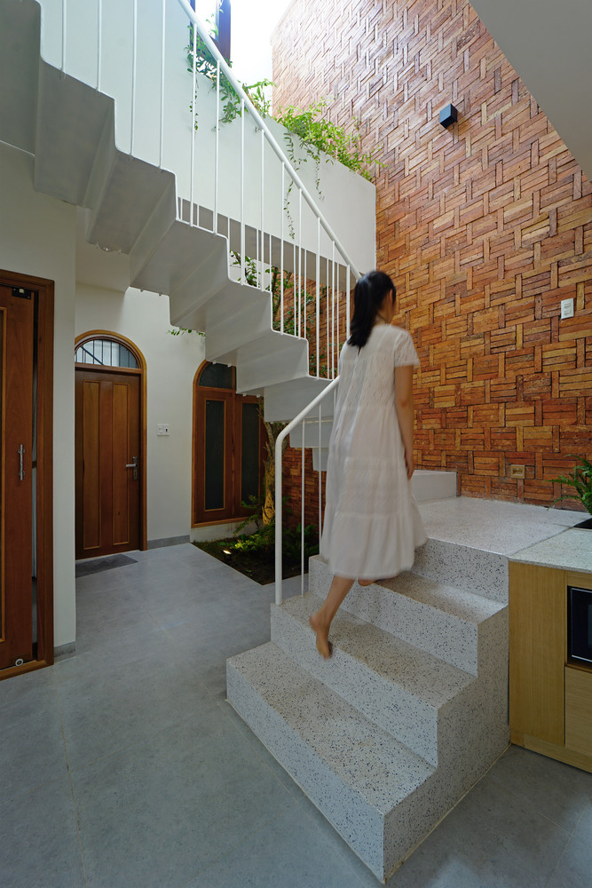 Những đường cong mái vòm của nội thất cũng góp phần làm cho căn nhà trở nên mềm mại, uyển chuyển, vừa cổ điển lại không kém phần hiện đại.