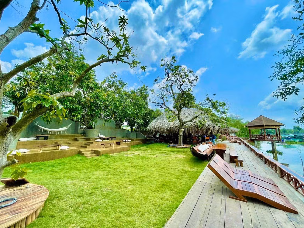 Khu vườn sinh thái của Vân Trang nằm ngay bên cạnh một con sông yên ả ở Tiền Giang.