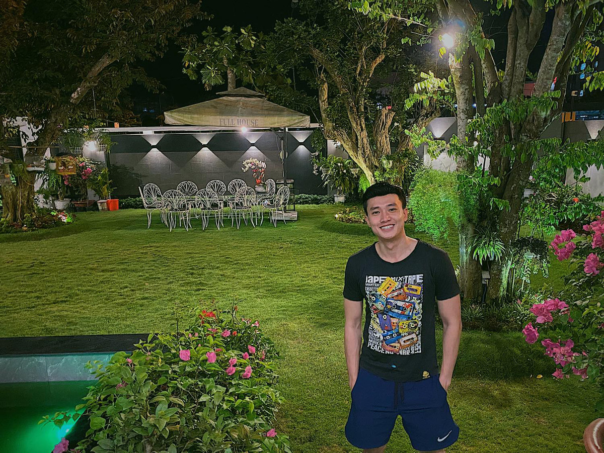 Căn biệt thự gồm 3 tầng với 7 phòng ngủ và nhiều phòng chức năng khác như 1 phòng gym, phòng khách,...