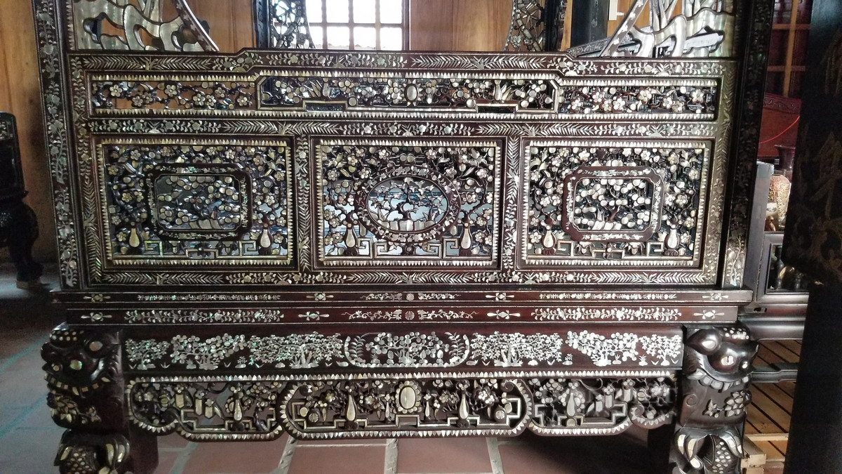 Những hoa văn, hoạ tiết dộc đái trên bề mặt chiếc giường cổ. Ảnh: Dân Việt