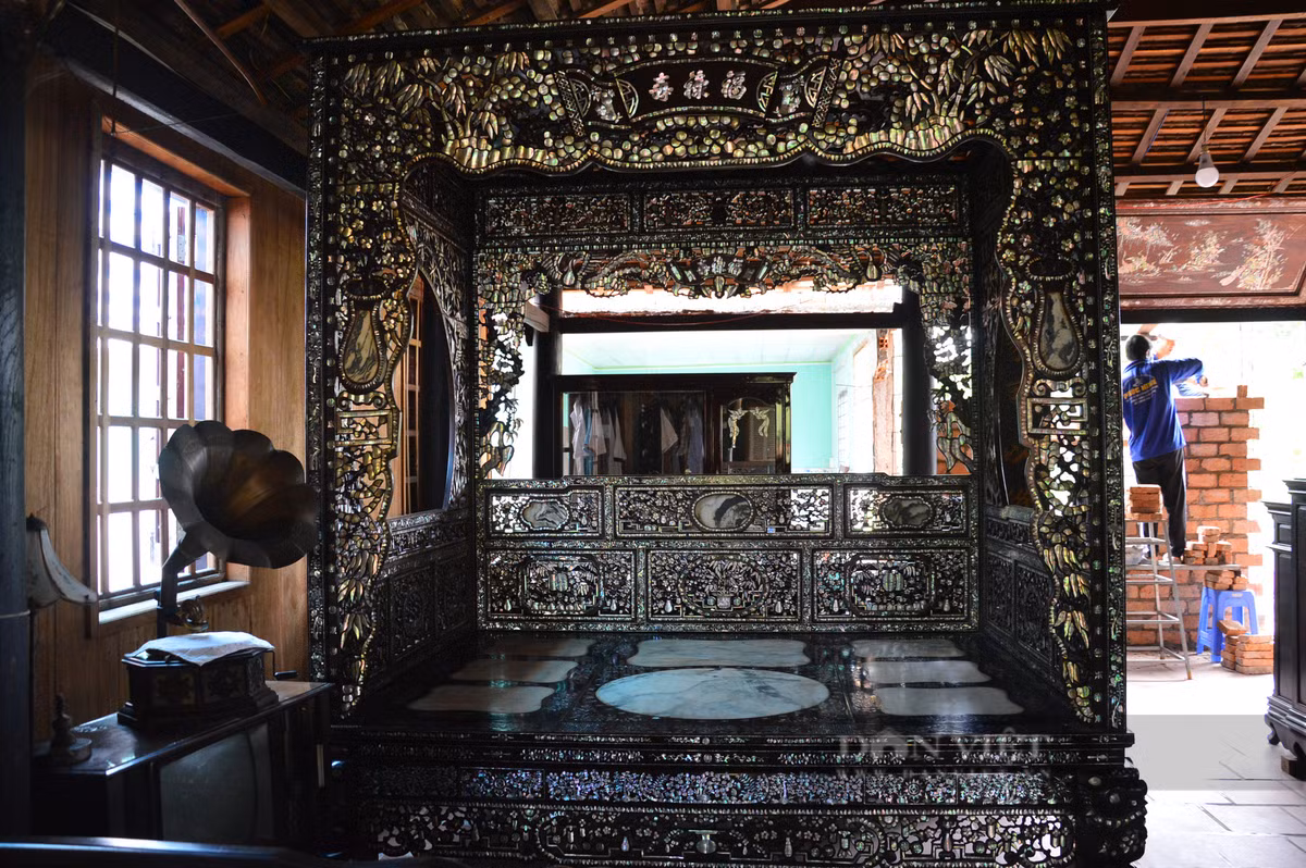 Anh Tuấn phát hiện chiếc giường quý hiếm này trong một chuyến du lịch dến Tây Ninh nhiều năm trước. Ảnh; Dân Việt