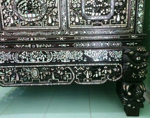 Các hoạ tiết trên chiếc giường cổ 2 tỷ vô cùng đẹp mắt. Ảnh: Vietnamnet