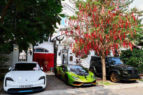 Di Băng là một trong những sao Việt trang trí nhà đón Tết sớm nhất. Nữ ca sĩ "khoác áo mới" cho căn nhà bằng màu đỏ chủ đạo.