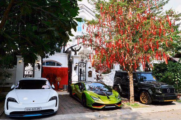 Di Băng là một trong những sao Việt trang trí nhà đón Tết sớm nhất. Nữ ca sĩ "khoác áo mới" cho căn nhà bằng màu đỏ chủ đạo.