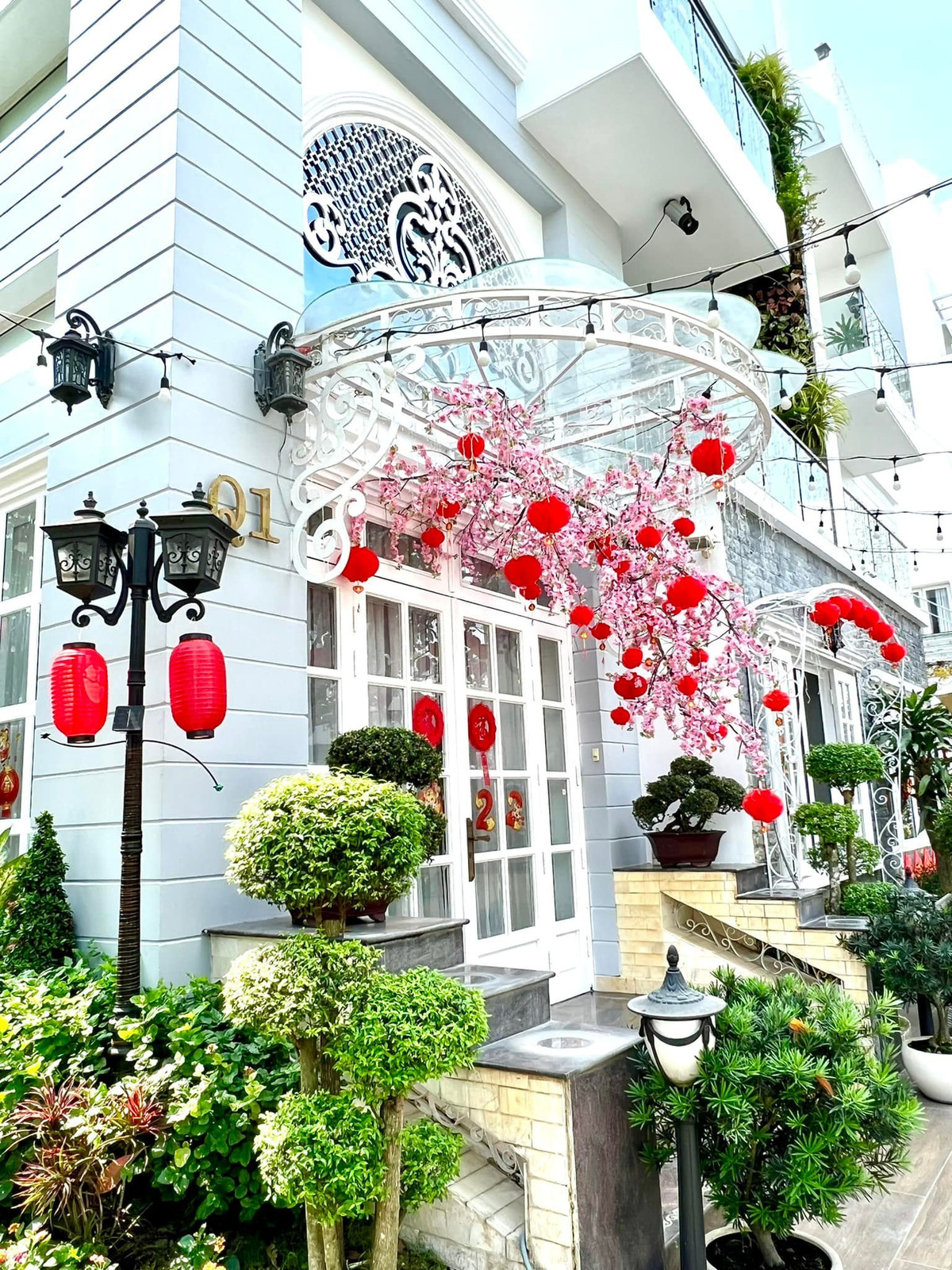 Cựu mẫu Thúy Hạnh cũng trang hoàng biệt thự đón Tết với sắc đỏ phủ kín từ trong ra ngoài.